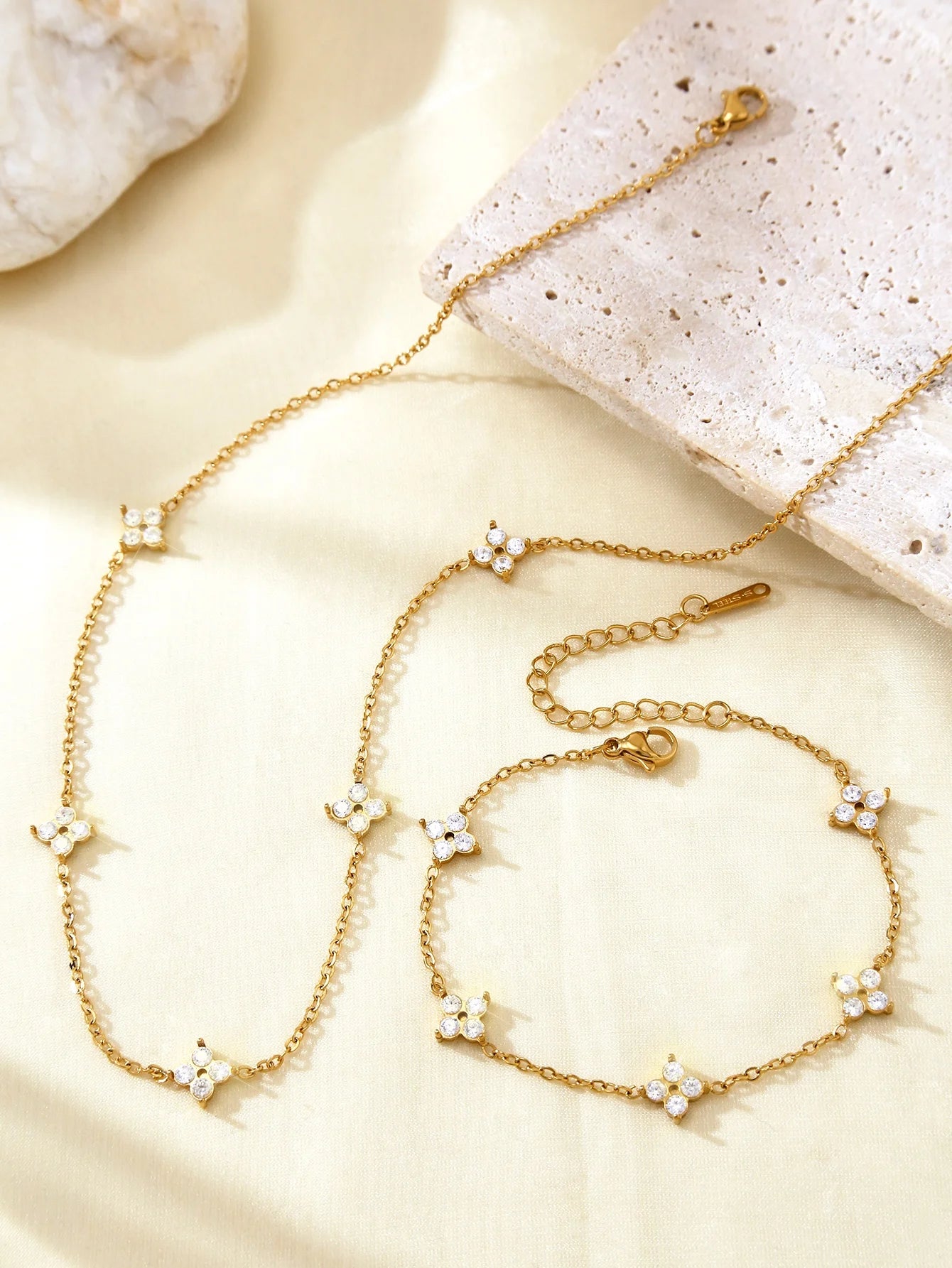 Golden Clover Jewelry Set – 18K Gold Plated Stainless Steel